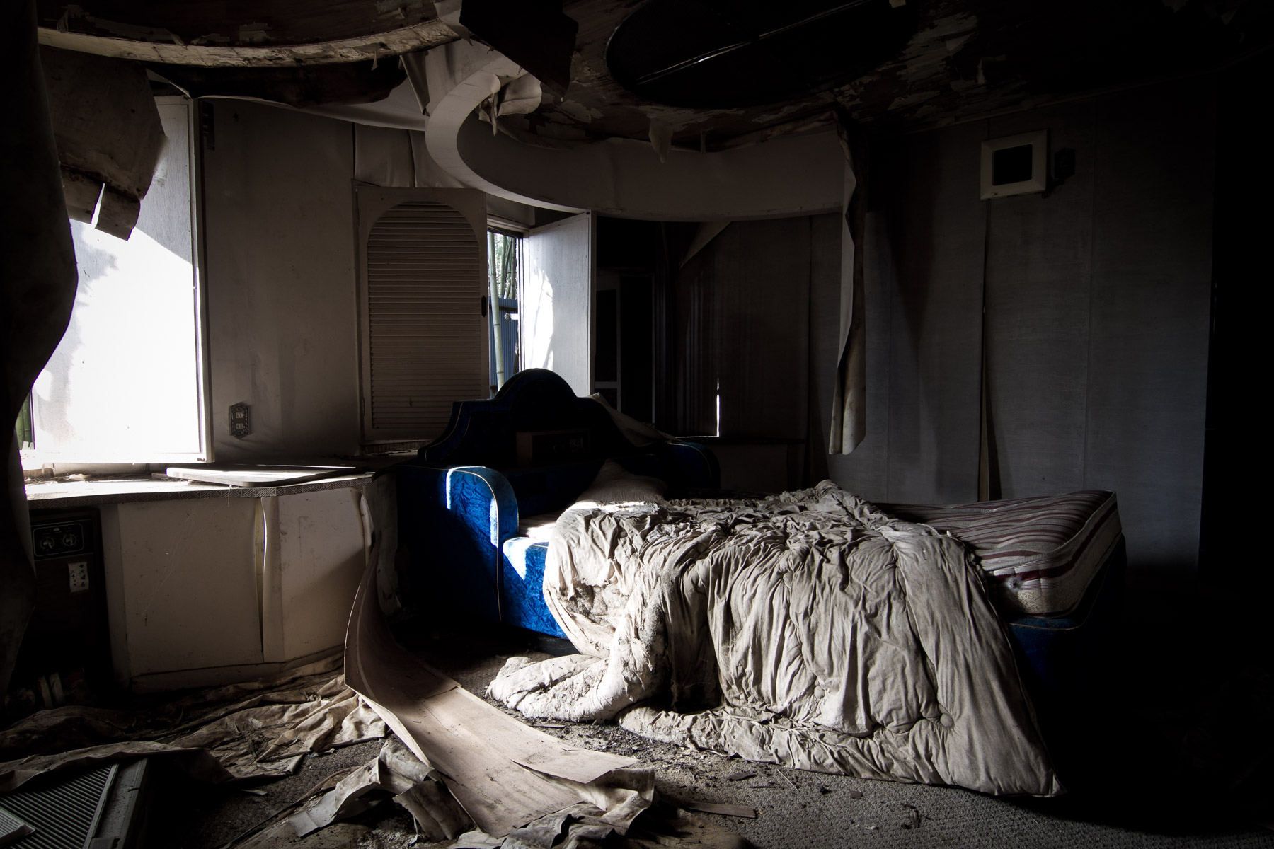 abandoned, haikyo, hotel, ruin, urban exploration, urbex