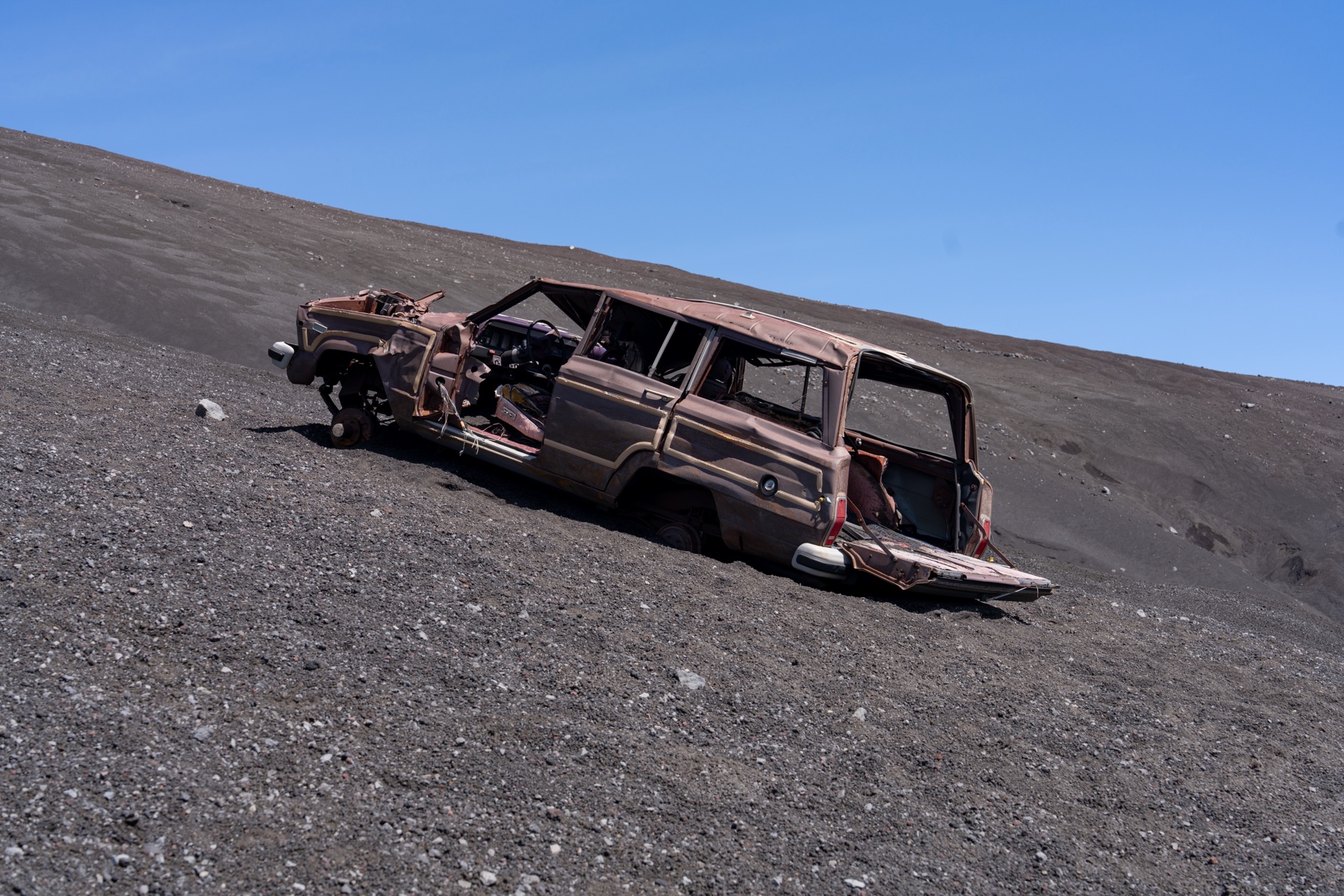 abandoned, car, haikyo, japan, japanese, jeep, mountain, ruin, urban exploration, urbex, volcano